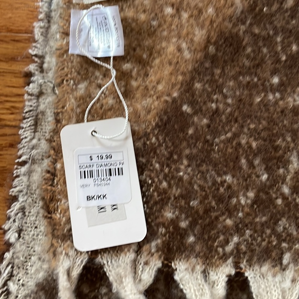 NWT Scarf - Picture 3 of 3